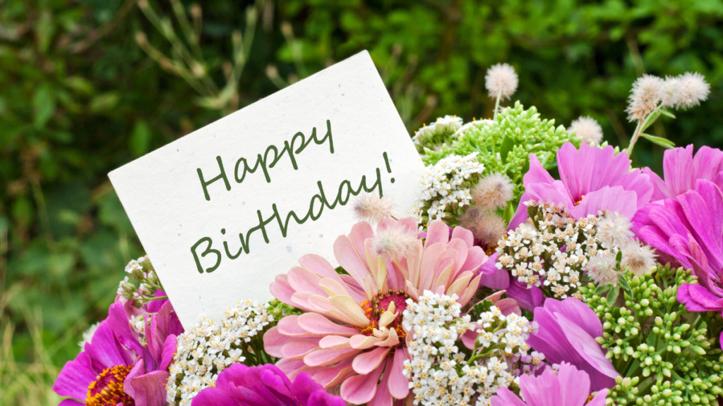 flores e cartão de aniversário